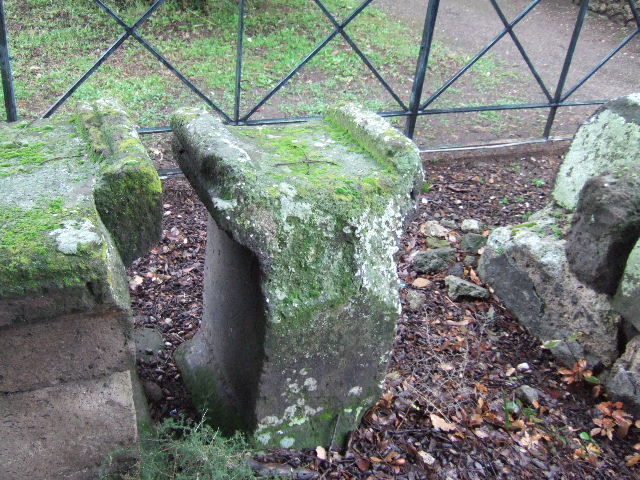 VIII.7.31 Pompeii.  December 2005. Centre of tomb, looking north.