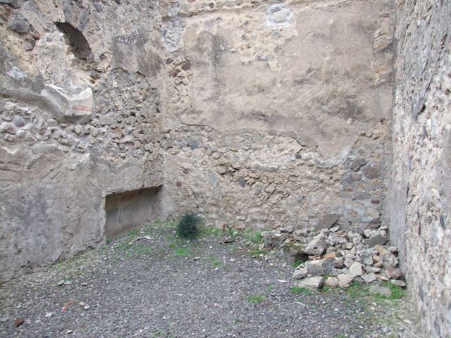IX.1.7 Pompeii.  December 2007.  Garden area looking east to wall with circular window.


