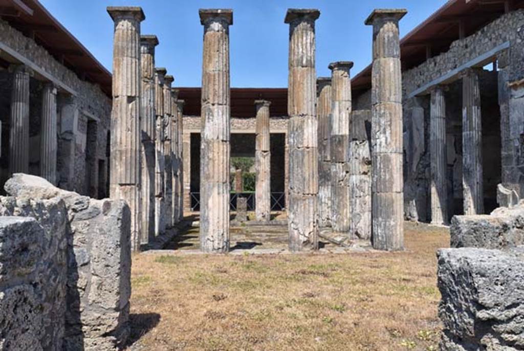 IX.1.20 Pompeii. April 2014. Room 2, atrium, with 16 tufa columns around impluvium, rim and basin floor. Looking north.
Photo courtesy of Klaus Heese.
