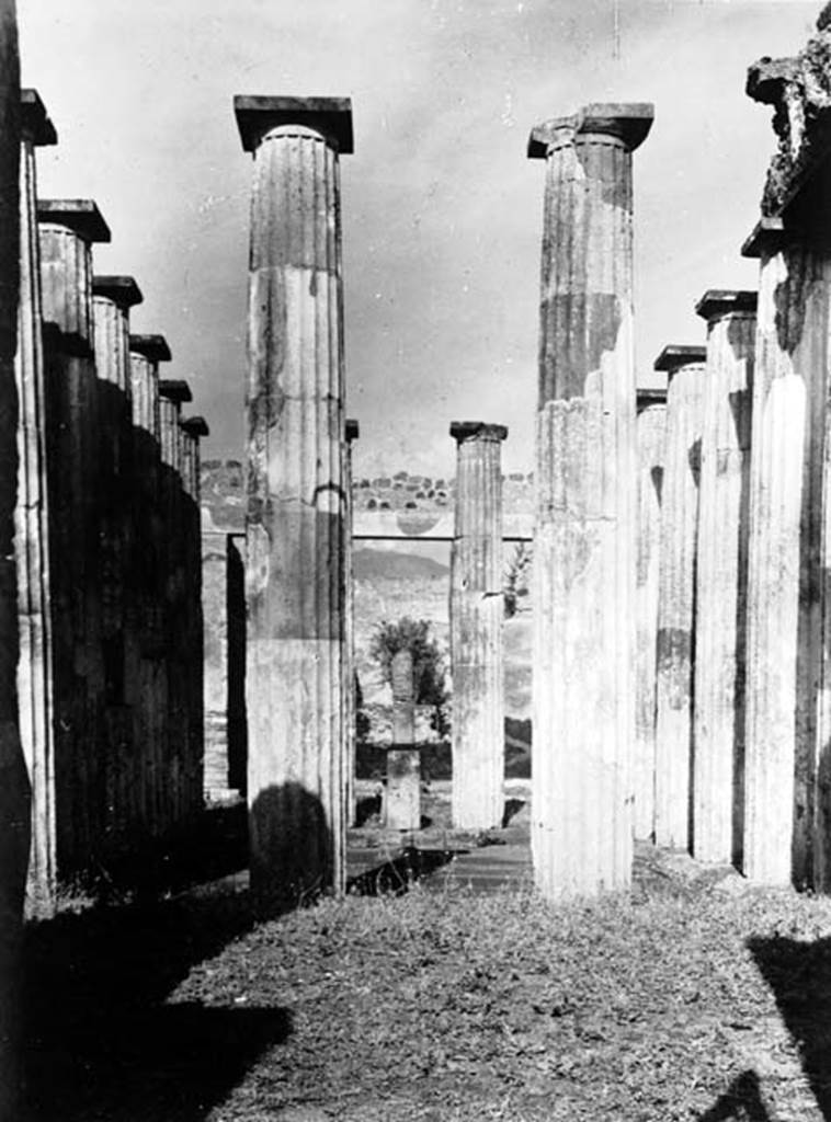IX.1.20 Pompeii. Album by M. Amodio, c.1880, entitled “Pompei, destroyed on 23 November 79, discovered in 1748”.
Looking north across atrium. Photo courtesy of Rick Bauer.

