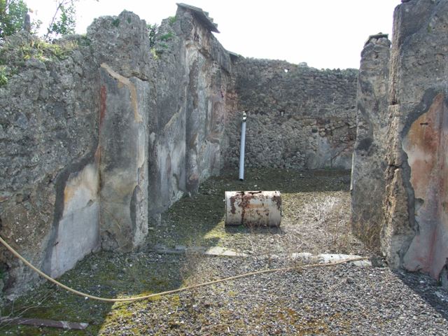 IX.2.17 Pompeii. March 2009. Room 9, marble puteal in garden area.