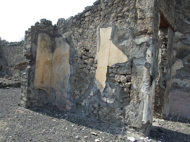 IX.2.18 Pompeii. May 2005. Looking west through Tablinum to garden area.