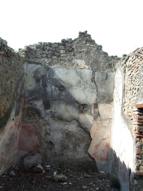 IX.2.18 Pompeii. March 2009. Room 10, south-east corner of triclinium.