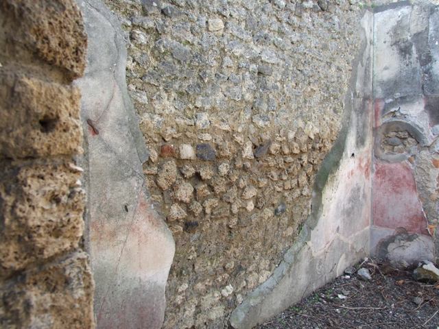 IX.2.18 Pompeii. March 2009. Room 11, niche in garden area. Detail of remains of painted stucco.