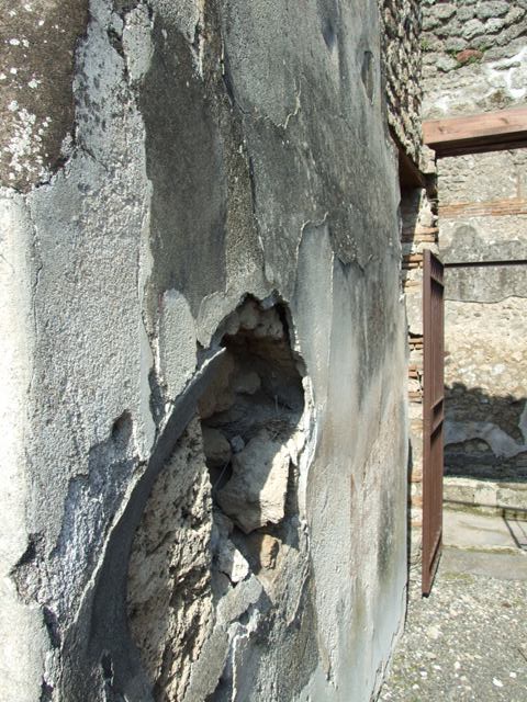 IX.2.18 Pompeii. March 2009.  Room 1. Impluvium in Atrium. Looking south west.