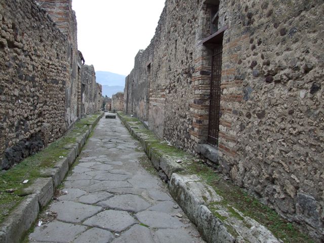 IX.7 Pompeii. May 2005. Vicolo di Tesmo looking south. IX.2.19