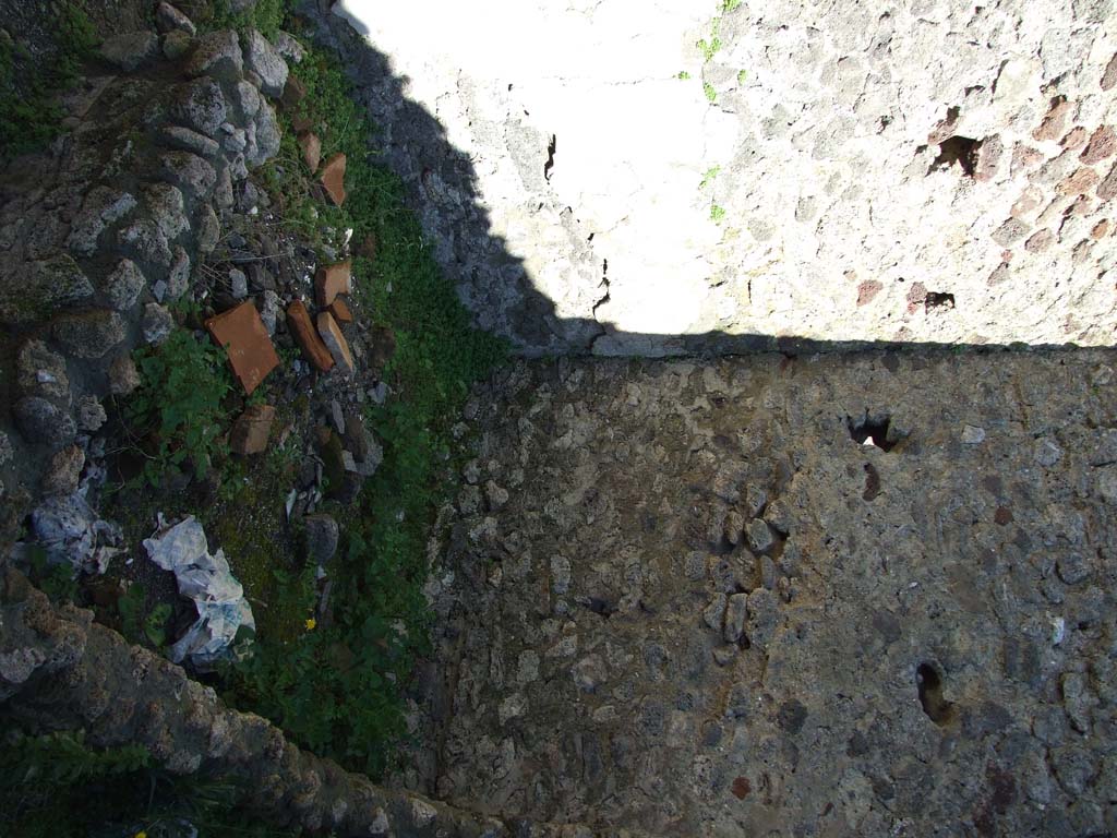 IX.3.2 Pompeii. March 2009. Kitchen, latrine, cella penaria and well or fountain room. North wall. Niche.