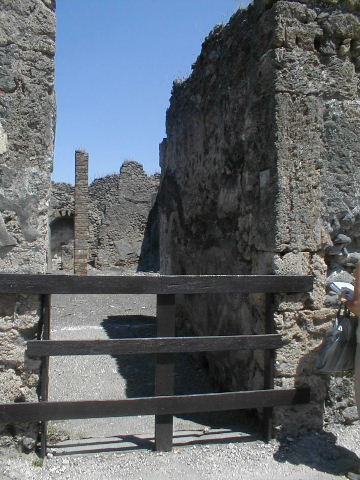 IX.3.2 Pompeii.   May 2005. Looking east across the dye shop.