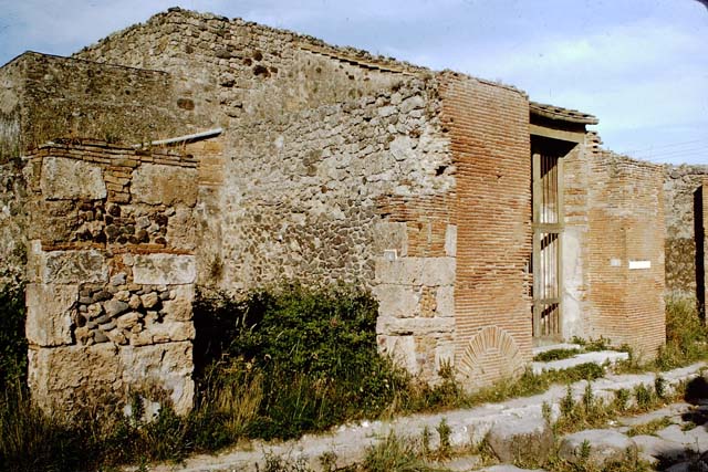 IX.3.4 Pompeii. May 2010. Looking north-east across shop towards small rear room.