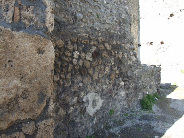 IX.3.4 Pompeii. May 2010. North-west corner of small rear room.