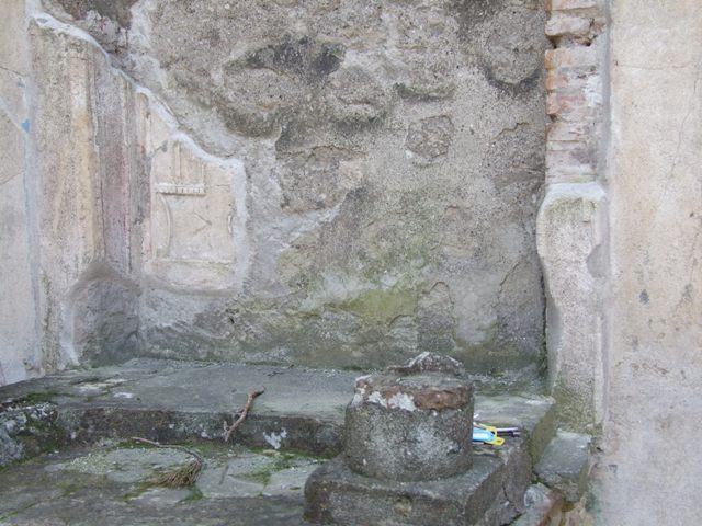 IX.3.5 Pompeii.  March 2009.  Room 19.  North wall of recess.