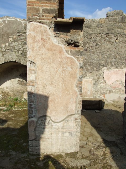 IX.3.5 Pompeii.  On one the piers supporting the portico of the garden was scratched a drawing of a labyrinth, with the following text,
  LABYRINTHVS 
   HIC HABITAT 
MIN            OTAVRVS
The labyrinth. Here lives the Minotaur.
