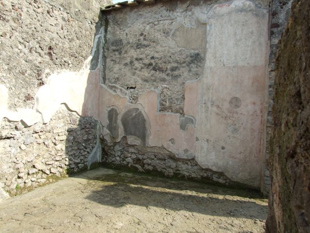 IX.3.5 Pompeii. March 2009. Room 21, corridor, looking south. Cistern mouth on the right.

