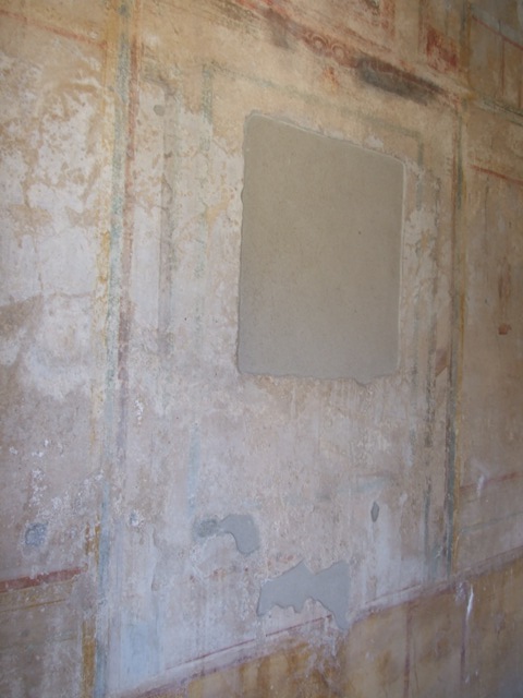 IX.3.5 Pompeii. March 2009. Room 5, west end of north wall. Bust of Mars or Ares with shield. See Helbig, W., 1868. Wandgemälde der vom Vesuv verschütteten Städte Campaniens. Leipzig: Breitkopf und Härtel. (269). See Bragantini, de Vos, Badoni, 1986. Pitture e Pavimenti di Pompei, Parte 3. Rome: ICCD. P. 435. See Schefold, K., 1957. Die Wände Pompejis. Berlin: De Gruyter. p. 247.