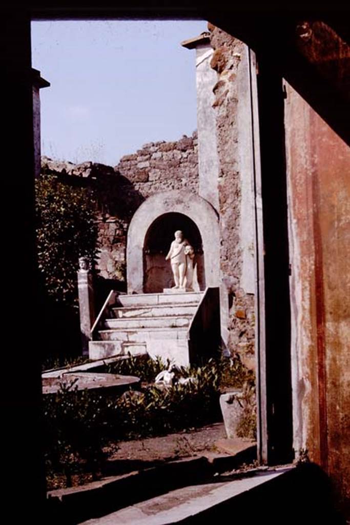 IX.3.5 Pompeii. 1964. Room 14, north wall with window overlooking garden.   Photo by Stanley A. Jashemski.
Source: The Wilhelmina and Stanley A. Jashemski archive in the University of Maryland Library, Special Collections (See collection page) and made available under the Creative Commons Attribution-Non Commercial License v.4. See Licence and use details.
J64f1579
