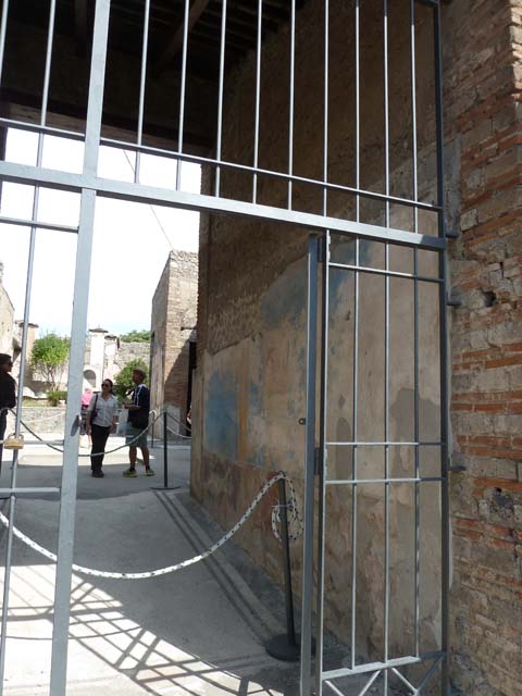 IX.3.5 Pompeii. March 2009. Room 3. Atrium. Looking east through tablinum to raised garden area.