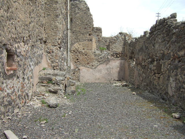 IX.3.7 Pompeii. May 2005. Looking across entrance towards the north wall.