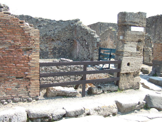 IX.3.10 Pompeii. May 2006. Counter for selling the bread.