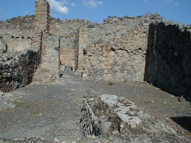 IX.3.10 Pompeii, and IX.3.11 showing both entrances on corner (September 2004)
