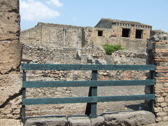 IX.3.10 and IX.3.11 Pompeii. December 2004. Two entrances on corner between Via Stabiana and unnamed vicolo.