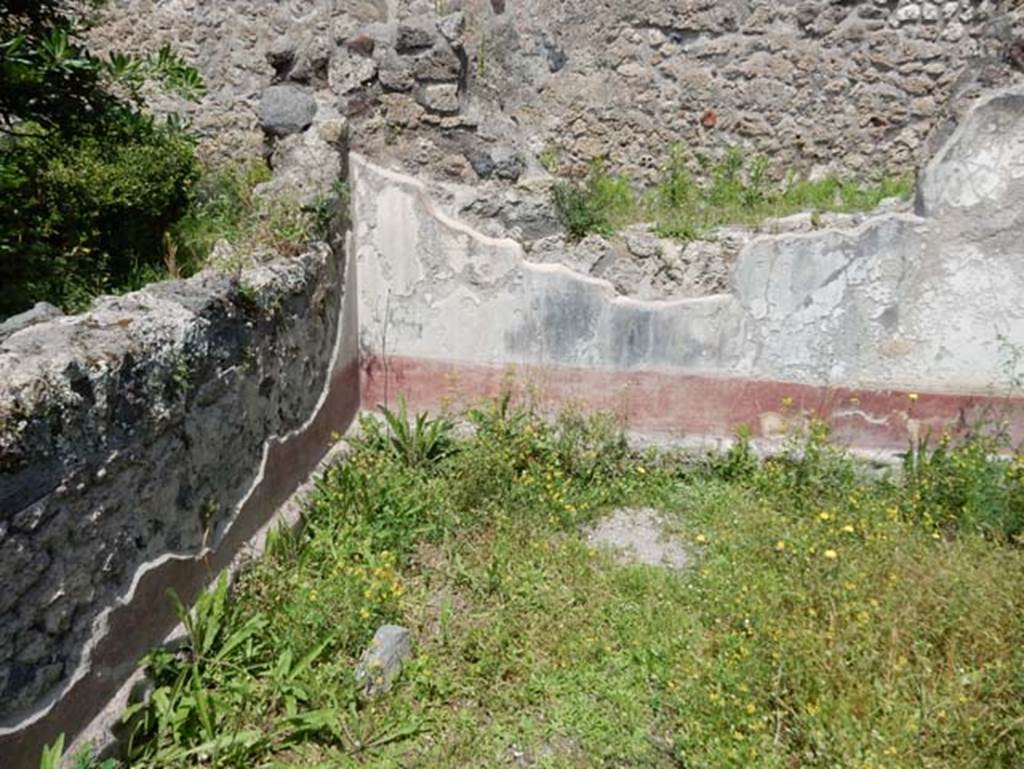 IX.3.12 Pompeii. May 2018. North-west corner of triclinium. Photo courtesy of Buzz Ferebee.