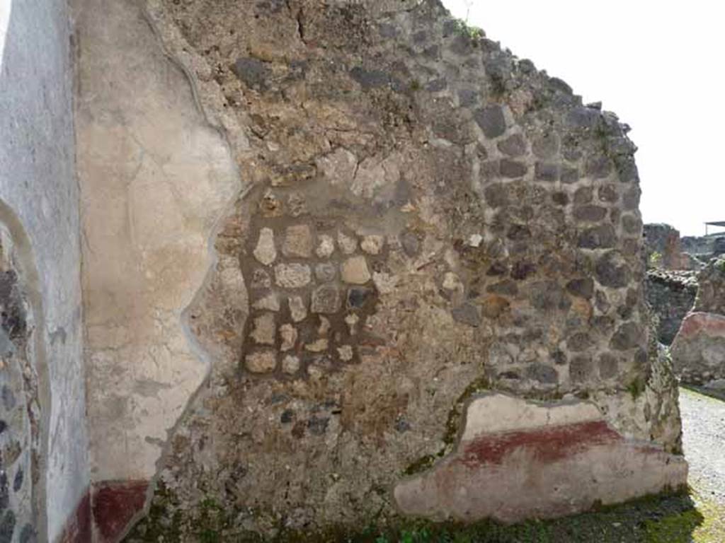 IX.3.12 Pompeii. May 2010. South wall of triclinium.