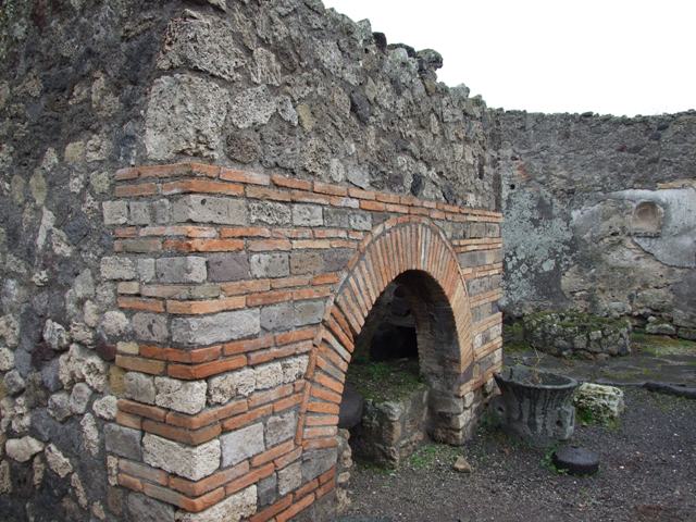 IX.3.12 Pompeii.  May 2005.  Front of oven.