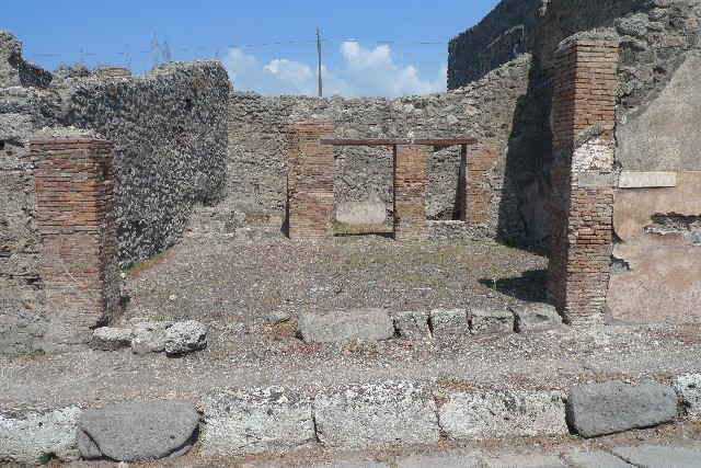 IX.3.18  Pompeii. May 2005.  Entrance.