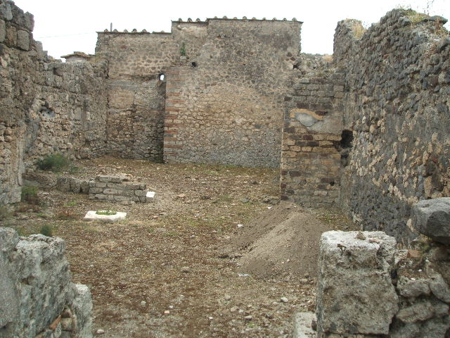 IX.3.25 Pompeii. May 2005. Looking west into site of cubiculum, at side of entrance corridor.