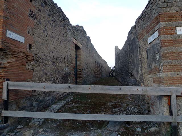 IX.4.10 Pompeii. May 2005. Looking north.