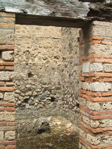 IX.4.13 Pompeii. May 2005. Looking north.