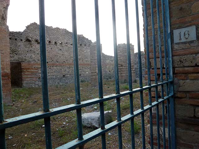 IX.4.16 Pompeii. May 2005. Looking west from entrance.