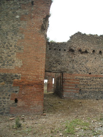 IX.4.16 Pompeii. May 2005. Looking north-west from entrance.