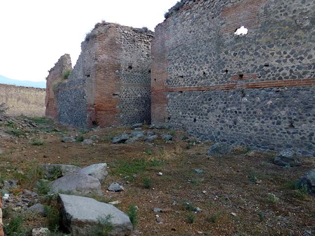 IX.5 Pompeii. Vicolo di Tesmo looking south from Via di Nola. (IX.4.16 on the right).