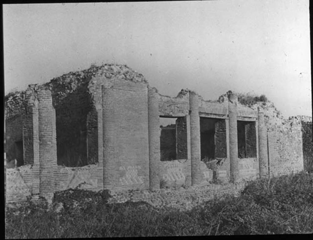 IX.4.18 Pompeii. Photo by Nash, Fototeca Unione Roma. Looking east across palaestra “d” towards three windows of caldarium “s”, on right. On the left are the windows of tepidarium “q”.  Used with the permission of the Institute of Archaeology, University of Oxford. File name instarchbx208im076. Resource ID. 44402.   
