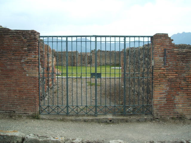 IX.4.18 Pompeii. September 2004. Looking south east from the entrance. 