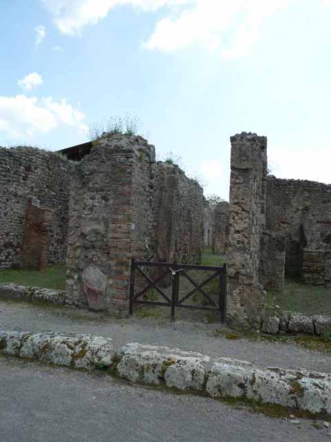 IX.5.9 Pompeii. December 2007.  Entrance corridor.