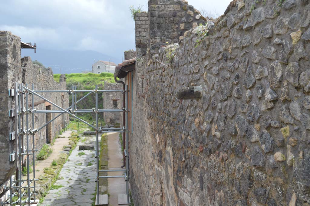 IX.5.13 Pompeii. March 2018. Detail of phallus, looking south along roadway. 
Foto Taylor Lauritsen, ERC Grant 681269 DCOR.
