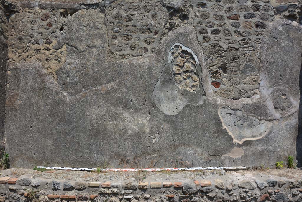 IX.5.17/6 Pompeii. May 2017. Room x, detail of east wall.
Foto Christian Beck, ERC Grant 681269 DCOR.
