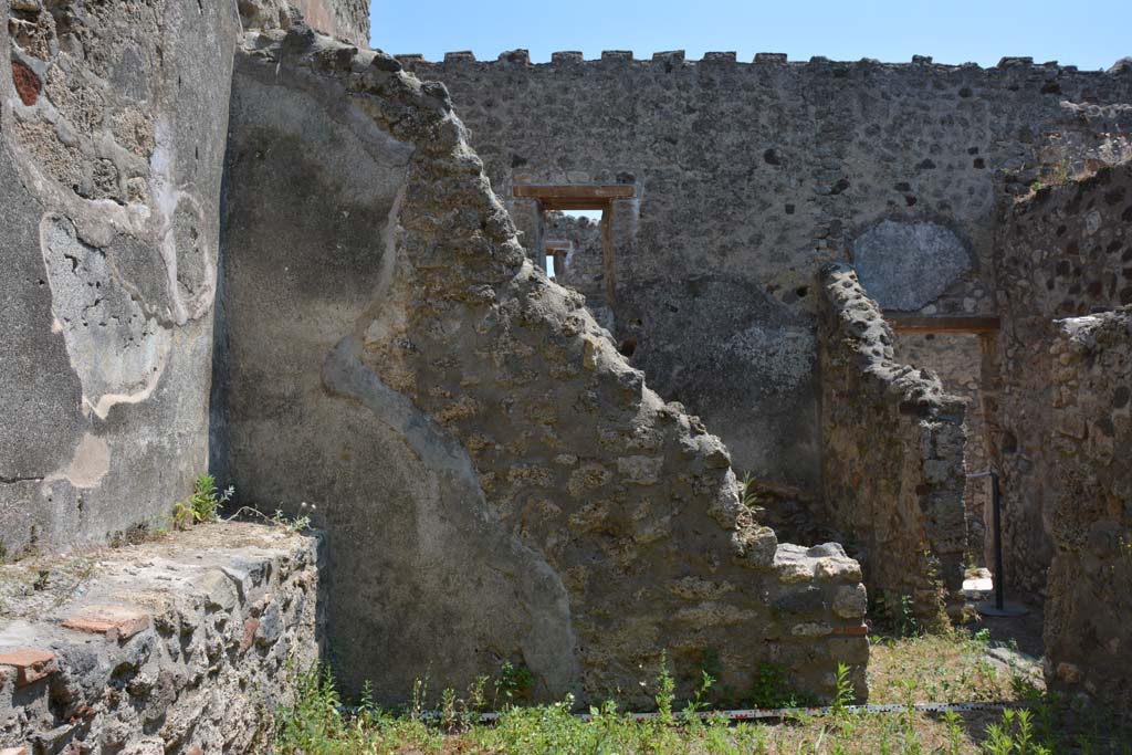 IX.5.17/6 Pompeii. May 2017. 
Room x, looking towards south wall, with doorway to room q, on right, leading into corridor y, and towards entrance doorway.
Foto Christian Beck, ERC Grant 681269 DCOR.
