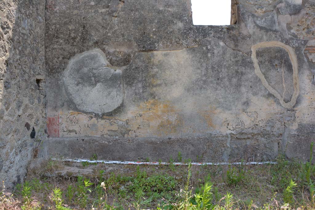 IX.5.6/17 Pompeii. May 2017. Room u, detail of wall with decoration.  
Foto Christian Beck, ERC Grant 681269 DCOR.
