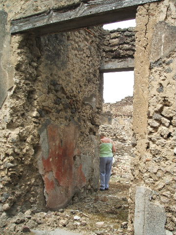 IX.5.18 Pompeii.  May 2005.  Room c.  Small room on west side of entrance corridor with outline of stairs in wall.
