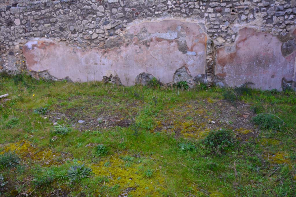 IX.5.18 Pompeii. March 2017. Room b, looking east towards area of east portico in atrium/courtyard garden in south-east corner.
Foto Christian Beck, ERC Grant 681269 DÉCOR.

