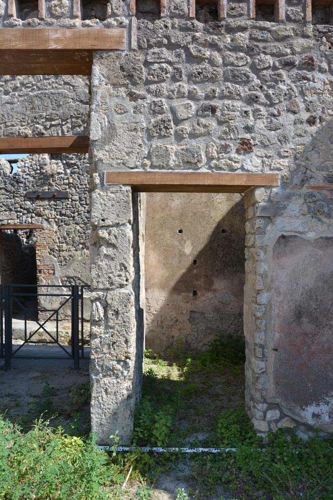 IX.5.18 Pompeii. May 2017. 
Room b, south side, pilaster between entrance corridor, and doorway to room c, in centre.
Foto Christian Beck, ERC Grant 681269 DÉCOR.
