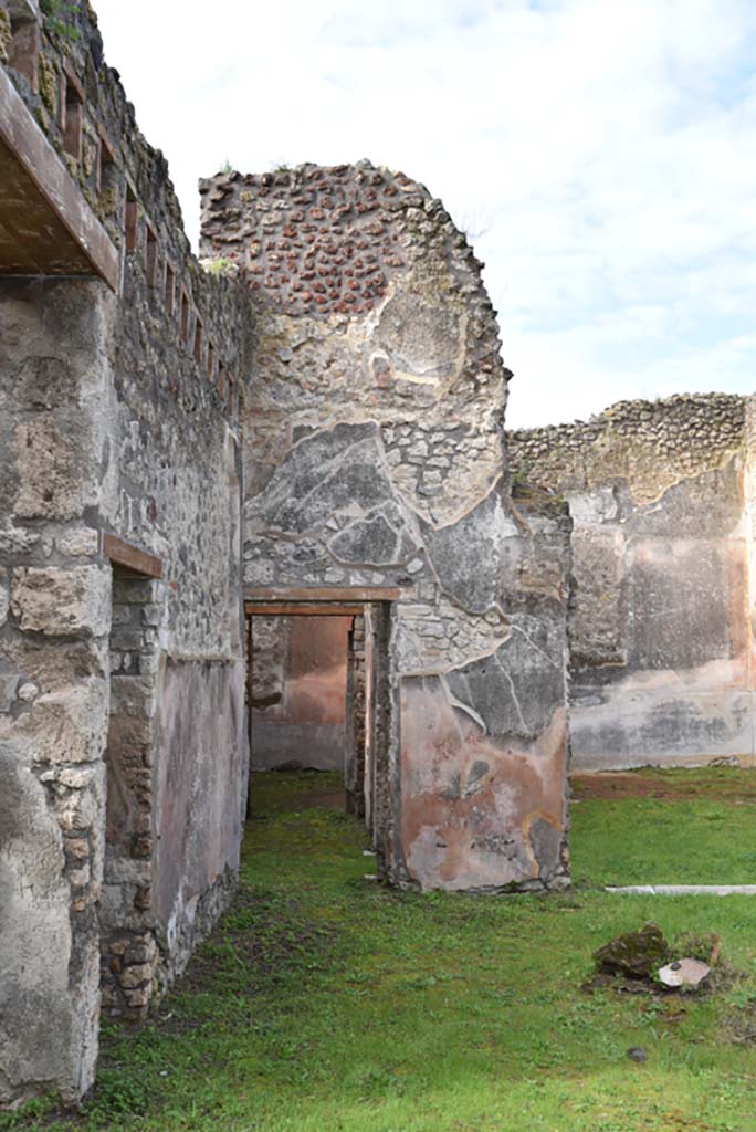 IX.5.18 Pompeii. March 2018. 
Looking west in south-west corner of atrium/courtyard garden, towards doorway to room “d”.
Foto Annette Haug, ERC Grant 681269 DÉCOR.
