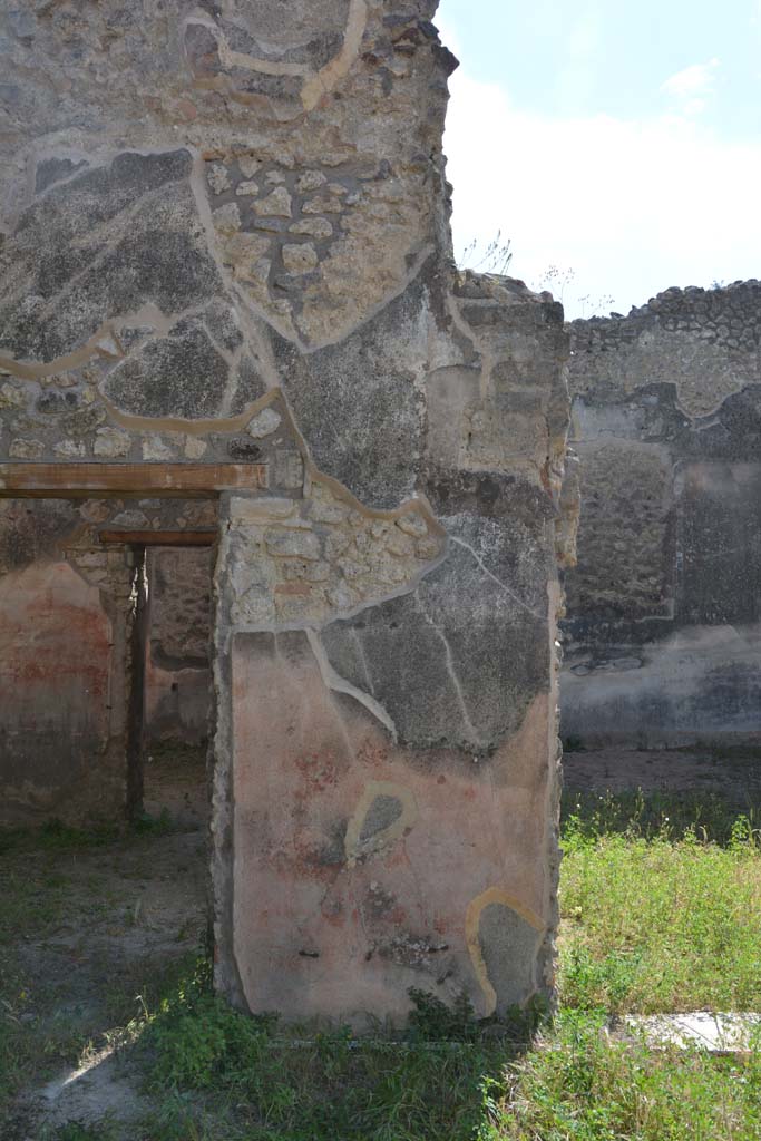 IX.5.18 Pompeii. May 2017. 
Room b, west side, pilaster between doorway to room d, on left, and room f, on right.
Foto Christian Beck, ERC Grant 681269 DÉCOR.
