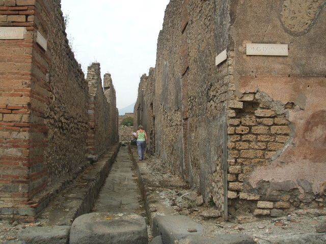 IX.4                          Vico di Tesmo looking north                        IX.5.20