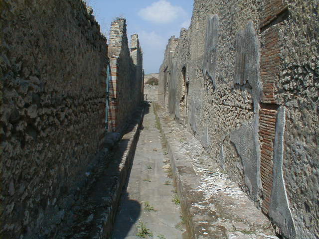 IX.5.20 Pompeii. May 2005. Doorway to steps to upper floor.