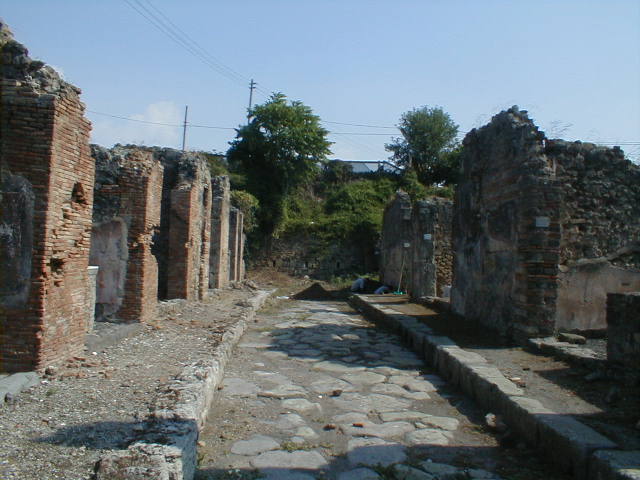 IX.6.a Pompeii. May 2005. Unnamed vicolo looking east IX.7