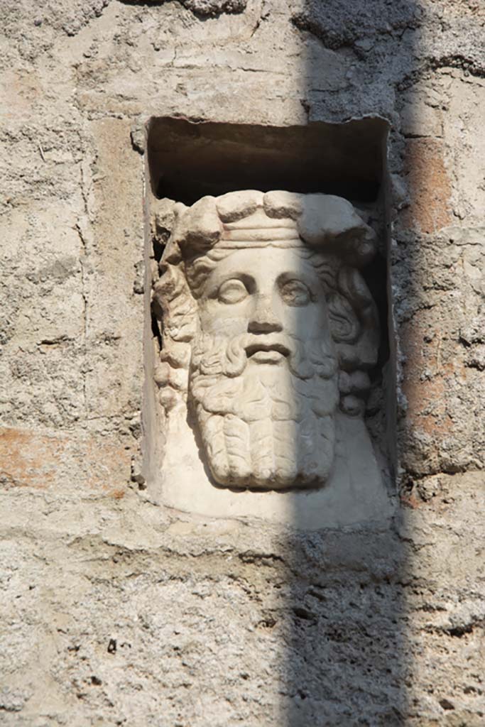 IX.7.1 Pompeii. October 2020. Bust of Dionysus in niche. Photo courtesy of Klaus Heese.